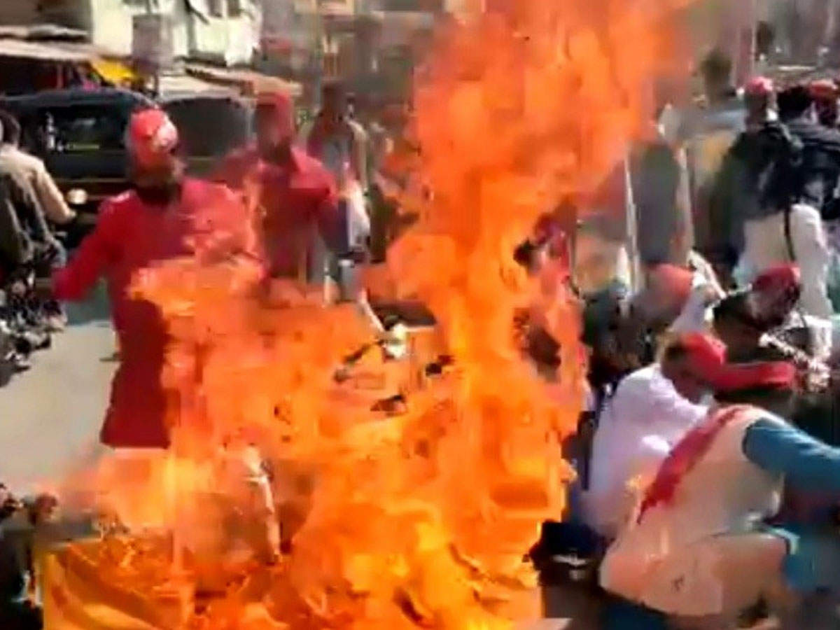 ललितपुर: केंद्र सरकार का पुतला फूंकते समय आग की चपेट में आकर झुलसे SP के तीन कार्यकर्ता