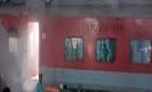 ओडिशा – दुर्ग-पुरी एक्सप्रेस में आग लगते देख..यात्रीयों में अफरातफरी मची…