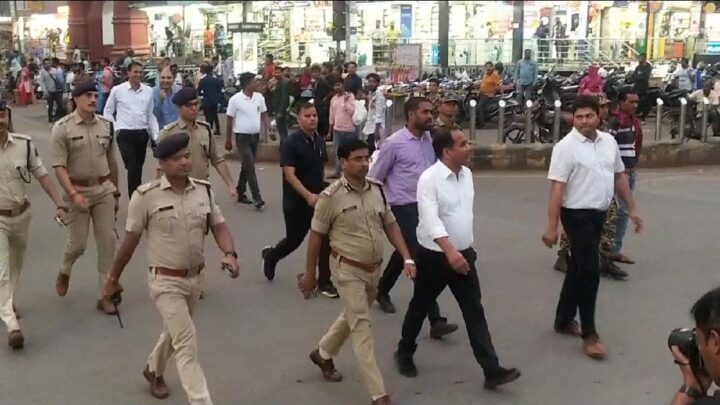 लोक सभा चुनाव को मद्देनजर रखते हुए रायपुर पुलिस ने शांति व्यवस्था बनाए रखने निकाली फ्लैग मार्च….