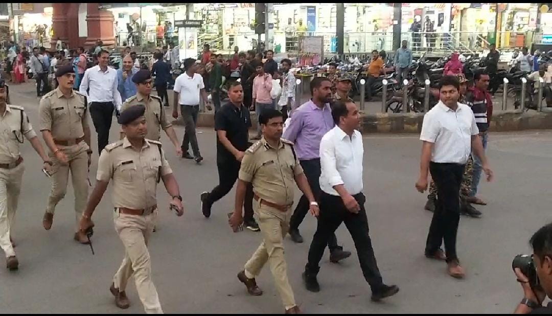लोक सभा चुनाव को मद्देनजर रखते हुए रायपुर पुलिस ने शांति व्यवस्था बनाए रखने निकाली फ्लैग मार्च….