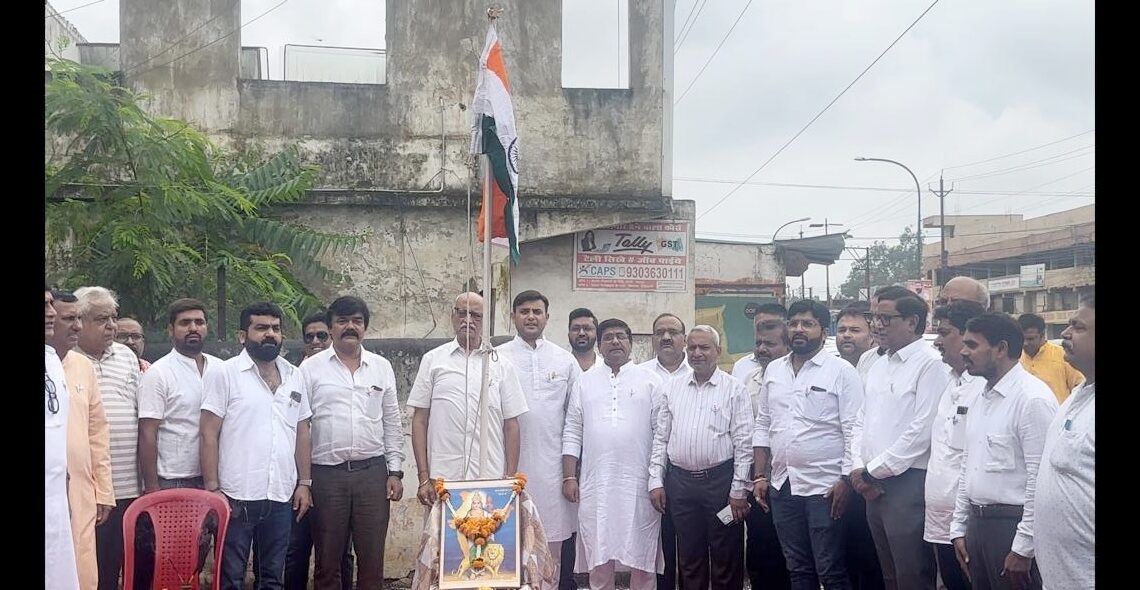 आलू प्याज़ आडतियां संघ के द्वारा झंडा रोहण