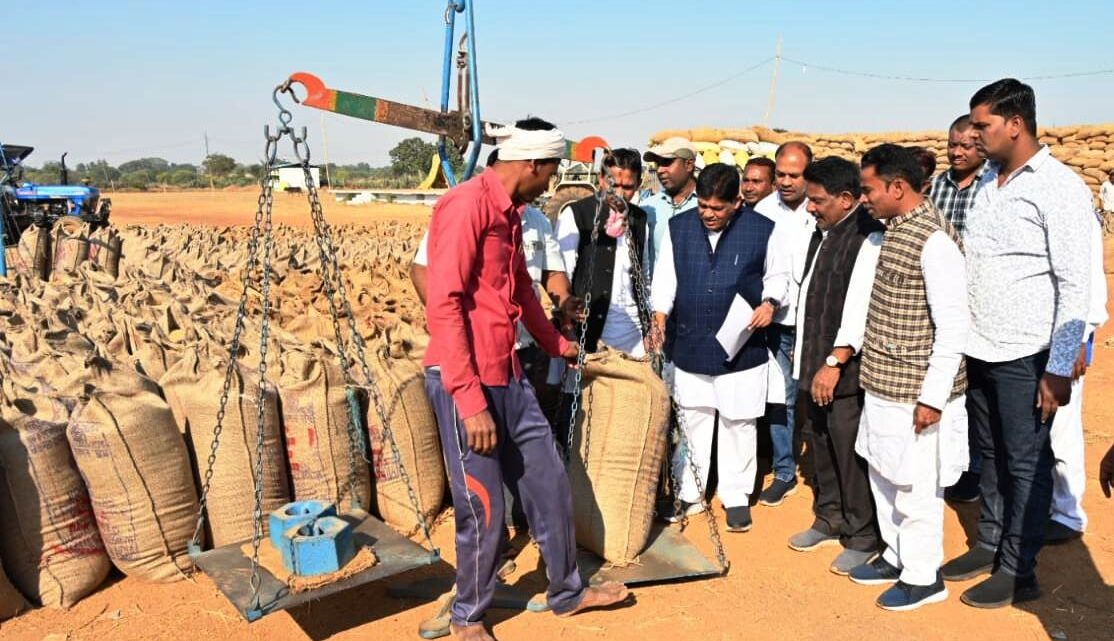 नगरीय प्रशासन मंत्री डॉ. डहरिया ने धान खरीदी केन्द्र का किया औचक निरीक्षण