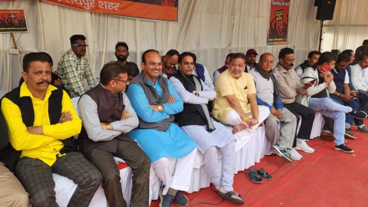 बेमुद्दत धरने का दूसरा दिन, समर्थन देने पहुंचे सांसद विधायक,                     – भाजपा नेताओं ने संयुक्त स्वर में कहा लड़ाई रहेगी जारी चौपाटी हटाने की करो तैयारी