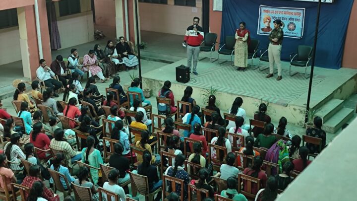 माता कर्मा कन्या महाविद्यालय में “सड़क सुरक्षा सप्ताह” एवं युवा दिवस मनाया गया… वाहन चलाते समय मोबाइल का उपयोग ना करें, हेडफोन ना लगाएं, हेलमेट अवश्य लगाएं शराब का सेवन ना करे – आकाश राव