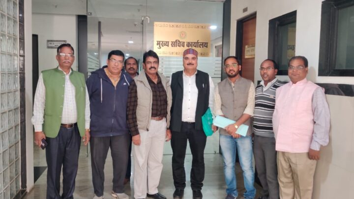 कर्मचारियों के लिए बजट प्रावधान का मुख्यमंत्री एवं मुख्यसचिव को महासंघ ने सौपा ज्ञापन