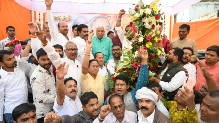 मैराथन दौड़ में एक साथ दौड़े हजारों लोग, विधायक के निवास स्थान में बधाई देने वालों का लगा तांता