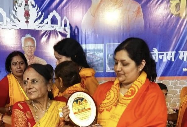 रायपुर में आयोजित अखिल विश्व गायत्री परिवार शांतिकुंज, हरिद्वार के तत्वावधान में आयोजित नारी सशक्तिकरण चेतना शिविर में ग्राम नर्रा, विकासखंड बागबाहरा, निवासी श्रीमती उषा निगम का हुआ सम्मान..