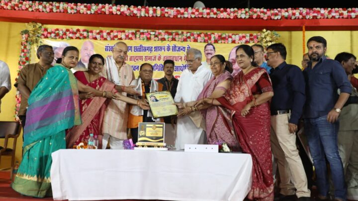 सुप्रसिद्ध व्यंग्यकार काशीपुरी कुंदन सहित छंदकार अरूण कुमार निगम को संत कवि पवन दीवान अस्मिता सम्मान तथा पद्मश्री डॉ सुरेन्द्र दुबे को मित्र कुल गौरव शिखर सम्मान से सम्मानित….