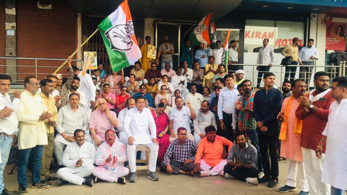 अडानी के पक्ष में भाजपा सरकार की पूंजीवादी नीतयो के खिलाफ कांग्रेस का प्रदर्शन