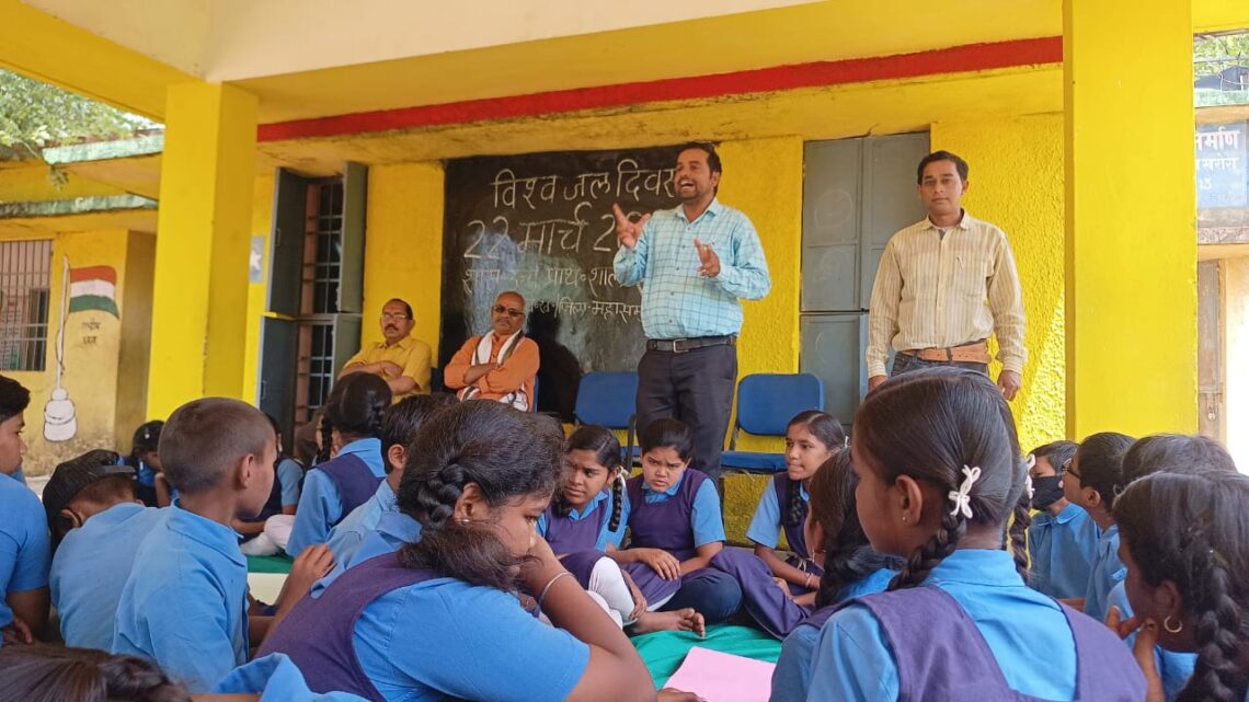 विश्व जल दिवस पर खरोरा के विद्यार्थियों ने सीखा जल संरक्षण के गुर….जल के बिना जीवन नहीं – प्रेम