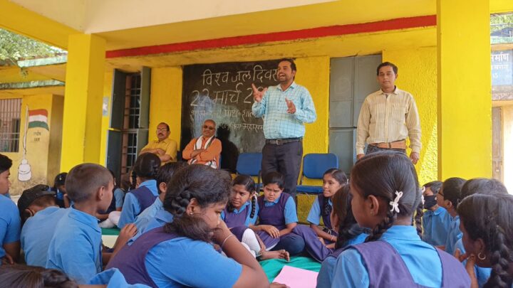 विश्व जल दिवस पर खरोरा के विद्यार्थियों ने सीखा जल संरक्षण के गुर….जल के बिना जीवन नहीं – प्रेम