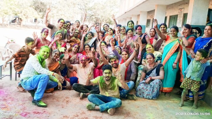 श्री वामन राव लाखे हायर सेकेंडरी स्कूल एसपी इंग्लिश मीडियम स्कूल हीरापुर होली मिलन कार्यक्रम बड़े धूमधाम से मनाया गया