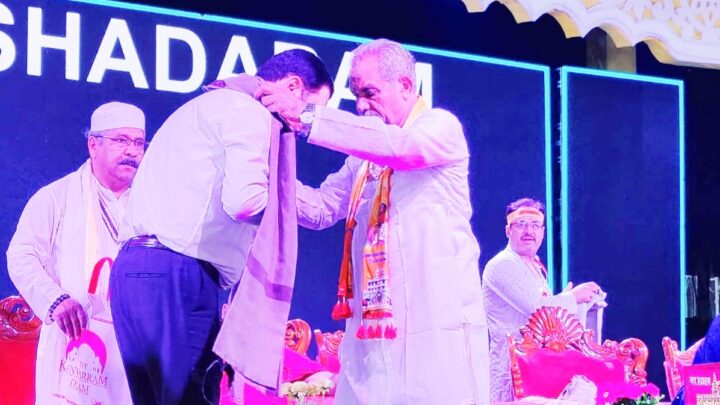 राजाराम साहिब के बरसी महोत्सम में शामिल हुए अमर पारवानी जी को संतश्री डॉ. युधिष्ठिर जी ने सरोपा भेंट कर आशीर्वाद प्रदान किया