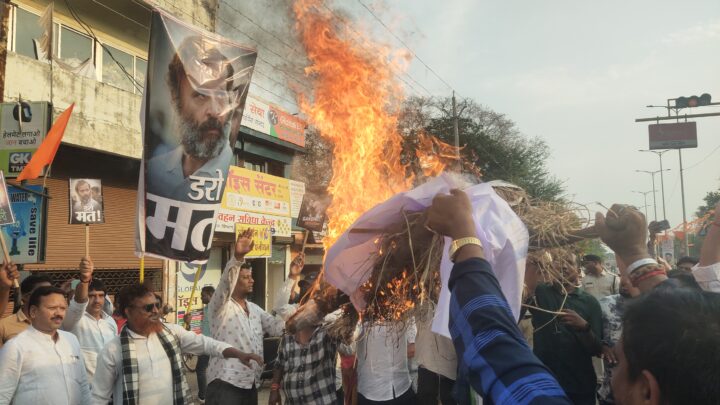 कांग्रेसीयों ने प्रधानमंत्री मोदी का पुतला दहन किया… पुलिस प्रशासन देखते रह गए..