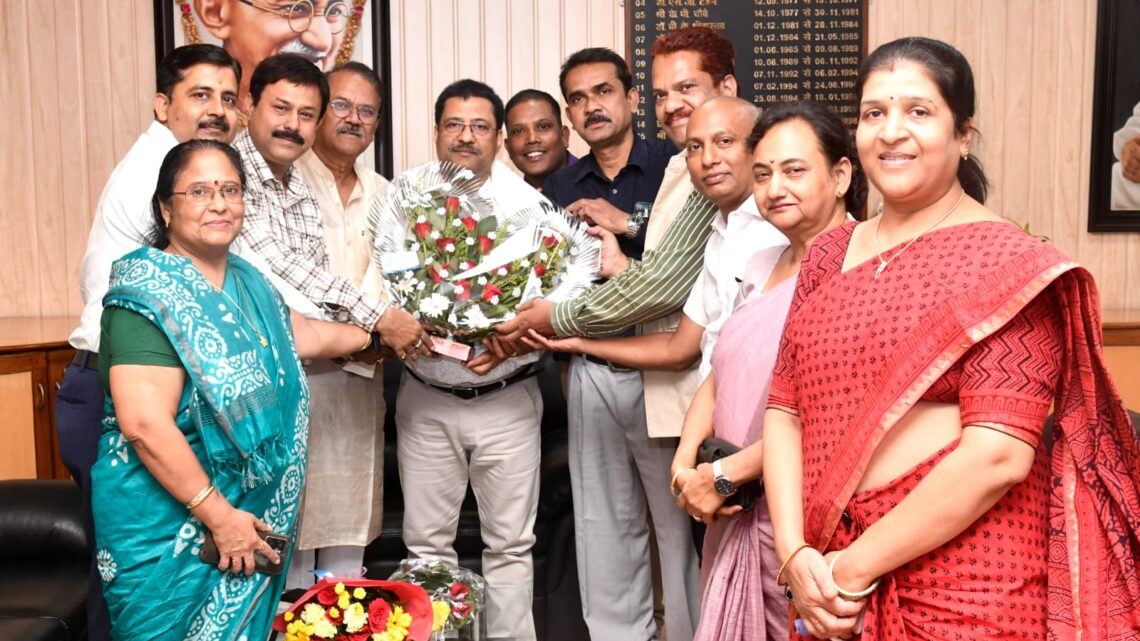 अशासकीय महाविद्यालय संघ एवं प्राचार्य संघ ने पंडित रविशंकर शुक्ल विश्वविद्यालय के नवनियुक्त कुलपति प्रोफ़ेसर शुक्ला से की भेंट