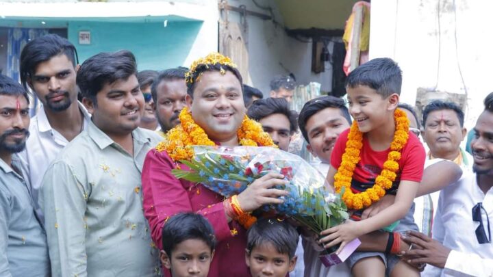 छत्तीसगढ़ पहुंचने पर एयरपोर्ट में के सूरज के समर्थकों ने किया भव्य स्वागत नियुक्ति को लेकर लगा बधाइयों का तांता