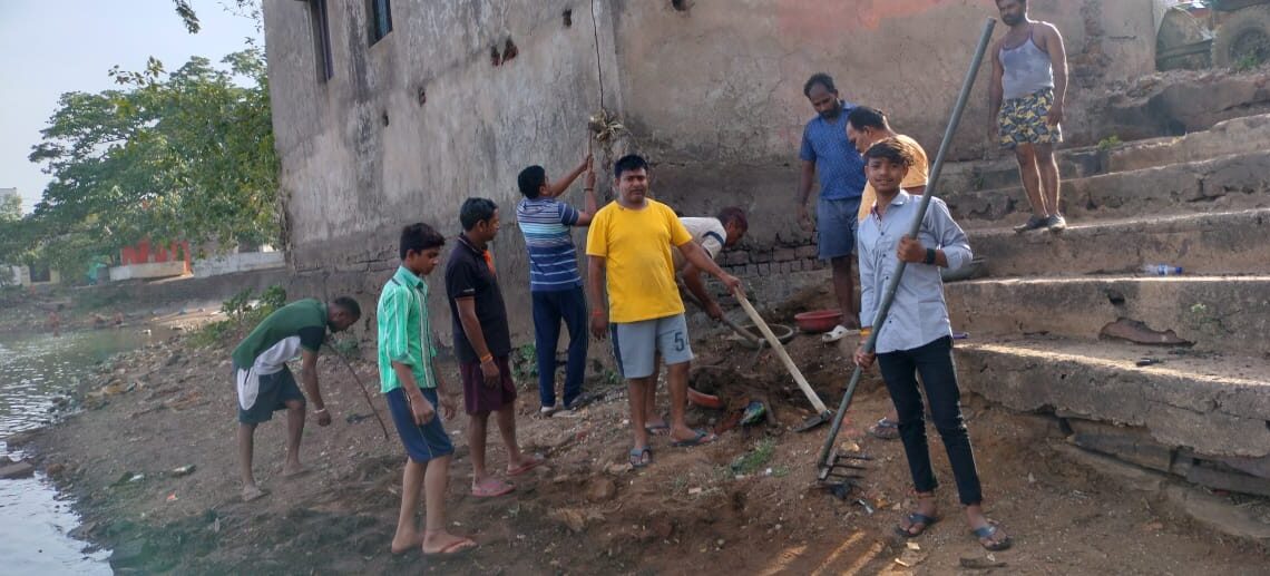 सामुदायिक भागीदारी से गांव के युवाओं के द्वारा तालाब की साफ सफाई अभियान शुरू किया गया