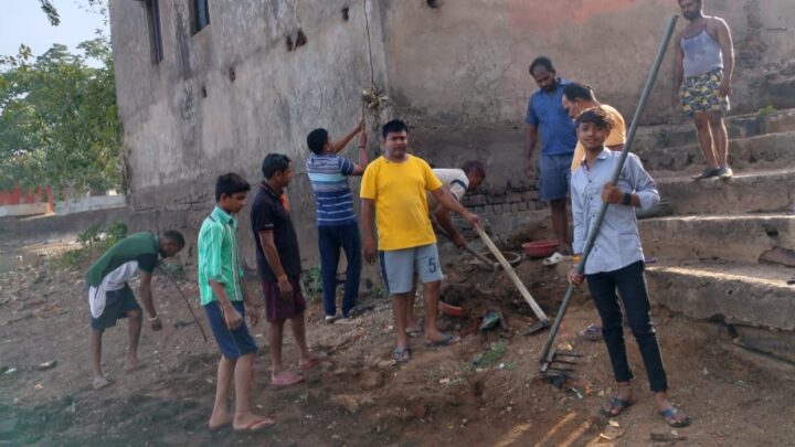 सामुदायिक भागीदारी से गांव के युवाओं के द्वारा तालाब की साफ सफाई अभियान शुरू किया गया