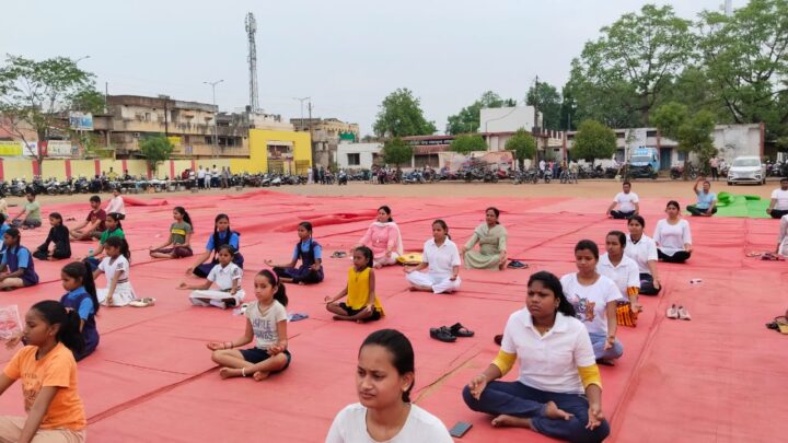 माता कर्मा कन्या महाविद्यालय में “एक विश्व एक स्वास्थ्य”  थीम पर नवम अंतरराष्ट्रीय योग दिवस मनाया गया….