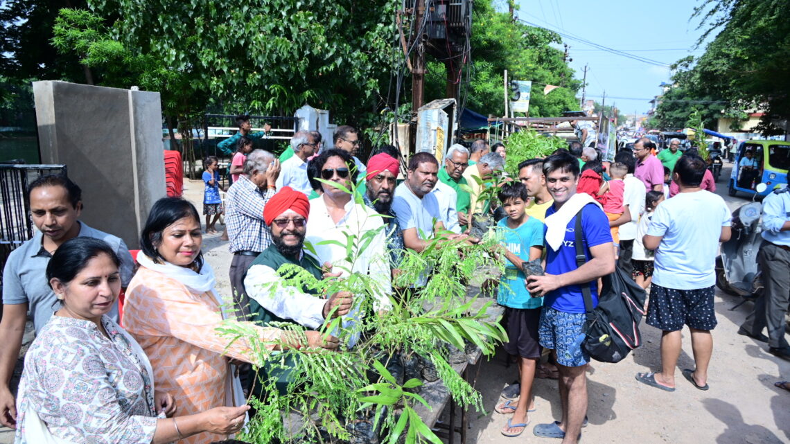 ग्रीन आर्मी अमली डीह जोन ,,,, सीनियर सिटीजन और अपना गार्डन के संयुक्त तत्वावधान में चंद्रयान 3 के चंद्रमा पर सफल लैंडिंग पर वैज्ञानिकों के सम्मान में पौधा वितरण का कार्यक्रम