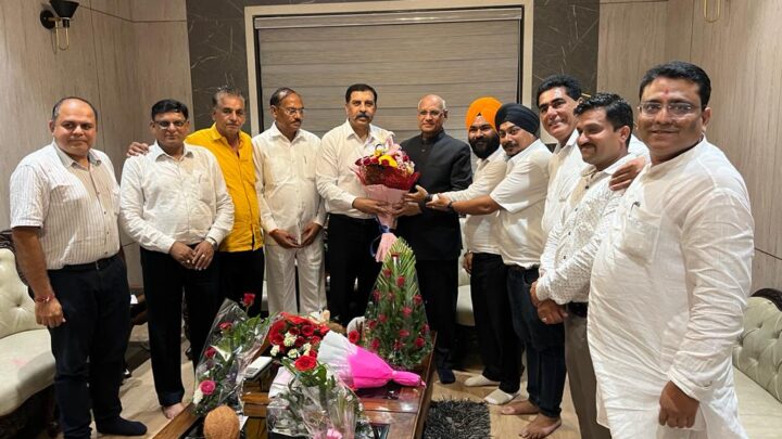 ”हमर सियान-हमर अभियान” कार्यक्रम में महाराष्ट्र के राज्यपाल माननीय रमेश बैस जी के जन्म दिवस  पर चेम्बर प्रतिनिधि मंडल ने मुलाकात कर बधाई दी।