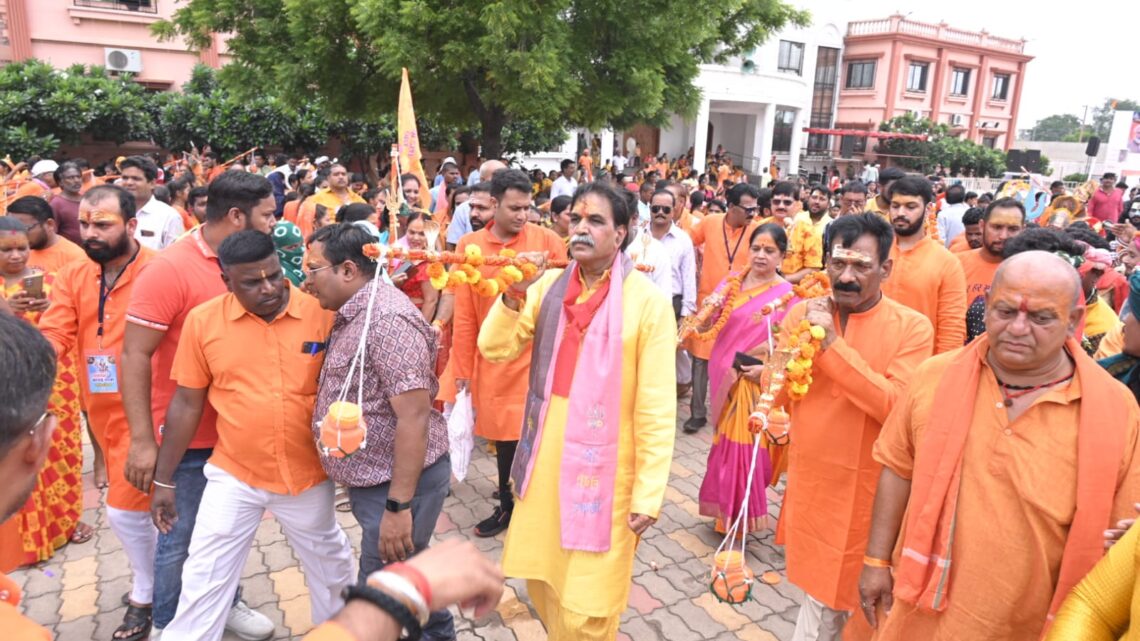 रायपुर हुआ भक्तिमय महादेव की भक्ति में डूबे भक्त,राजेश मूणत संग हजारों कावड़ियो ने बाबा हाटकेश्वर नाथ का जलाभिषेक किया,राजेश मूणत ने निकाली भव्य कावड़ यात्रा राजधानी हुई महादेव मय