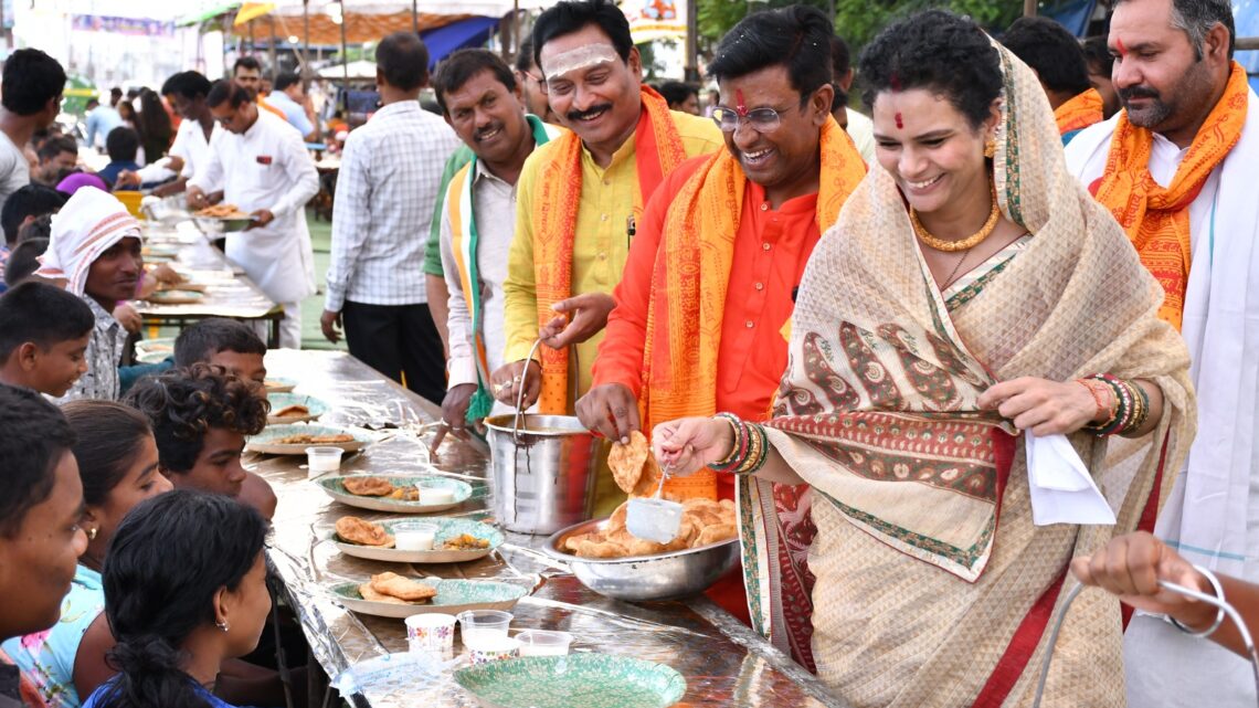 बीरगांव के प्राचिन शिव मंदिर में पकंज शर्मा ने किया रुद्रअभिषेक, विशाल भंडारे में खुद किया महाप्रसाद का वितरण