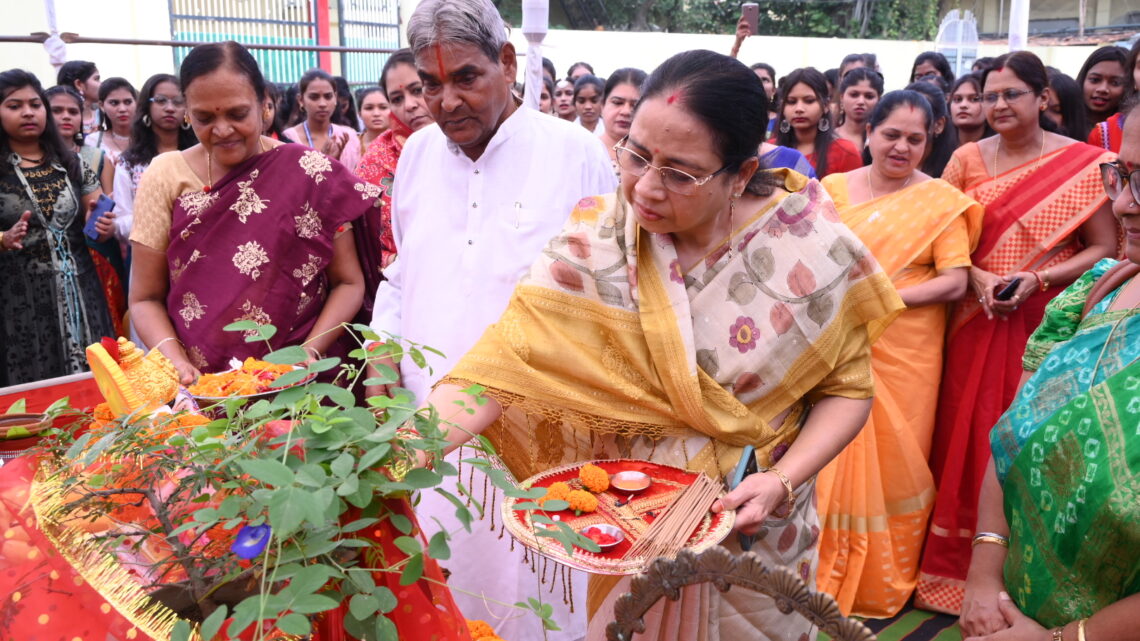 महाविद्यालय के lQAC,के तत्वावधान में गरबा महोत्सव का आयोजन किया गया