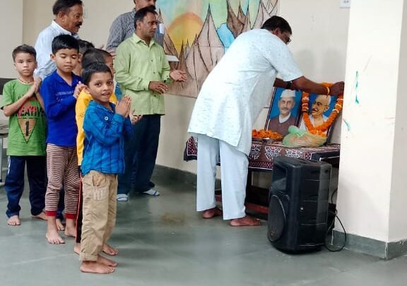 बाल आश्रम में आज महात्मा गांधी व लाल बहादुर शास्त्री जी की जयंती मनाई