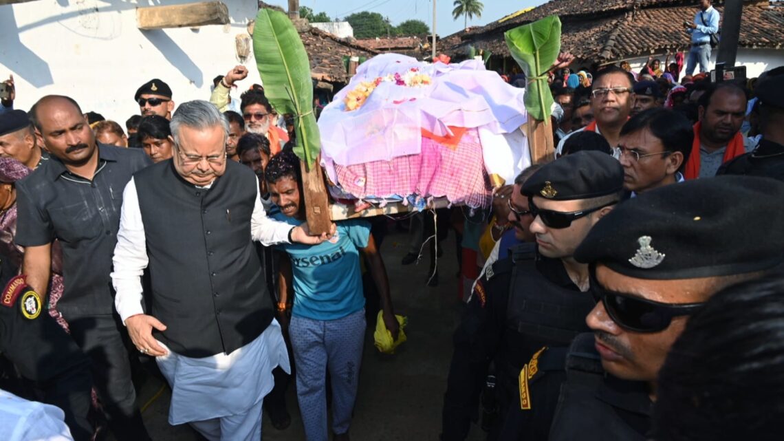 भाजपा नेता बिरझू तारम की अंतिम यात्रा में मोहला-मानपुर पहुंचे, स्वास्थ्य मंत्री मनसुख मांडविया, पूर्व सीएम डॉ. रमन सिंह