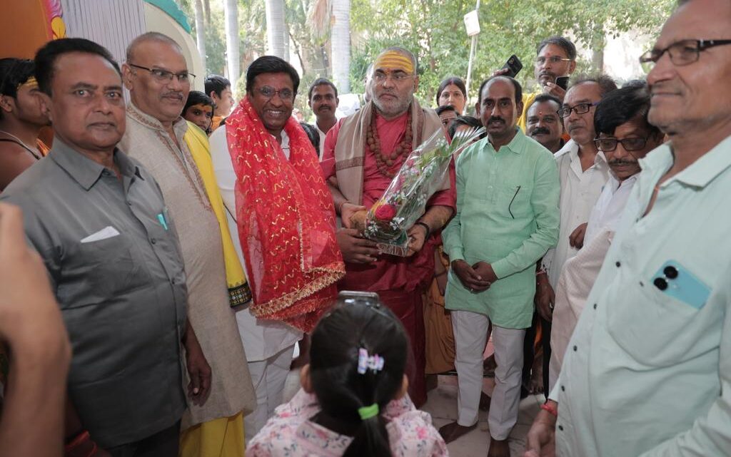 पंकज शर्मा को शंकराचार्य आश्रम बोरिया कला के प्रमुख इंदुभवानंद महाराज ने दिया जीत का आशीर्वाद