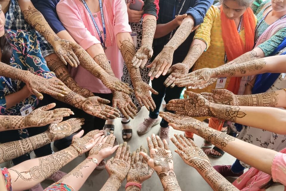 श्रीमती प्रमिला गोकुलदास डागा कन्या महाविद्यालय में सांस्कृतिक कार्यक्रमों के अंतर्गत मेहंदी प्रतियोगिता का आयोजन किया गया