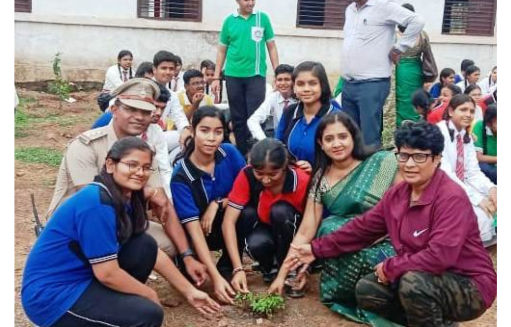 सालेम इंग्लिश स्कूल में वृक्षारोपण कार्यक्रम का आयोजन किया