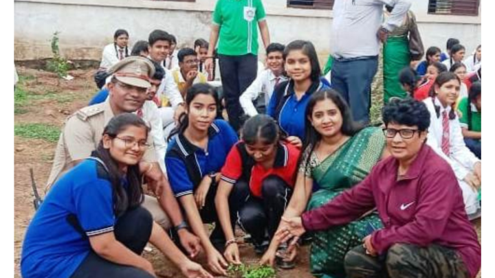 सालेम इंग्लिश स्कूल में वृक्षारोपण कार्यक्रम का आयोजन किया