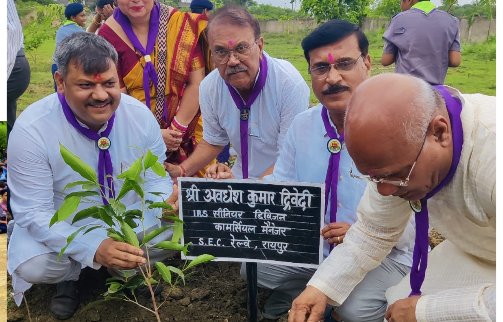 स्काउट गाइड्स ने वृक्षारोपण कार्यक्रम के तहत पौधारोपण किया