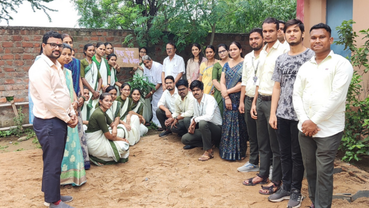 पर्यावरण संरक्षण की दिशा में “एक पेड़ माँ के नाम” पर लगाने के आव्हान पर वृक्षारोपण किया