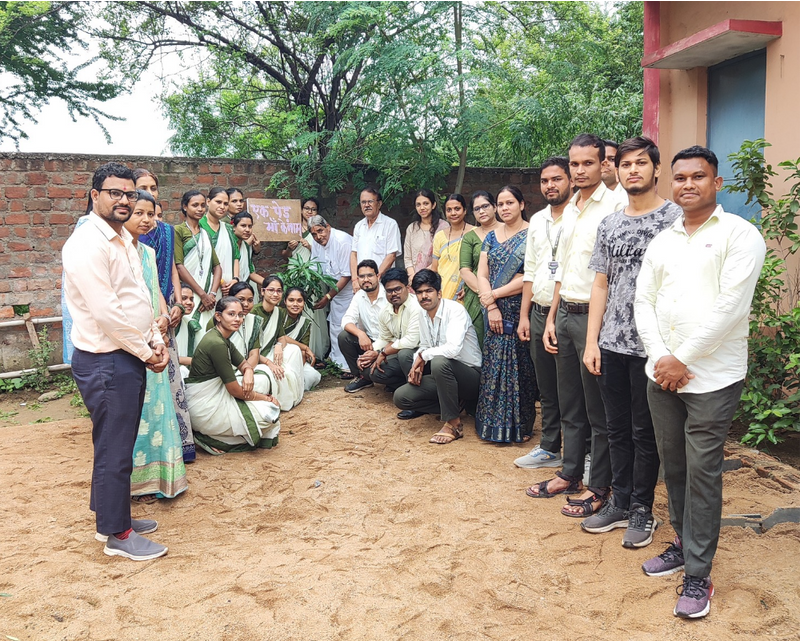 पर्यावरण संरक्षण की दिशा में “एक पेड़ माँ के नाम” पर लगाने के आव्हान पर वृक्षारोपण किया