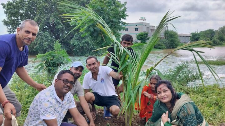 ग्राम खरोरा में एक पेड़ माँ के नाम वृक्षारोपण कार्यक्रम कि तहत 21 नारियल कि पेड़ो का किया गया रोपण