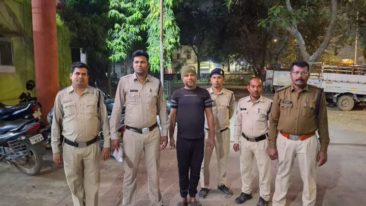 बहुरूपिया ड्रग इंस्पेक्टर 7.50 लाख कि ठगी करने वाले महासमुंद पुलिस के हत्थे चढ़ा.. सीआईडी आफिसर बनकर कर चुके है ठगी….