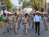 पुलिस फ्लैग मार्च कर रही थी और संतोषी नगर के बार में लड़की ने दूसरी को मारा चाकू