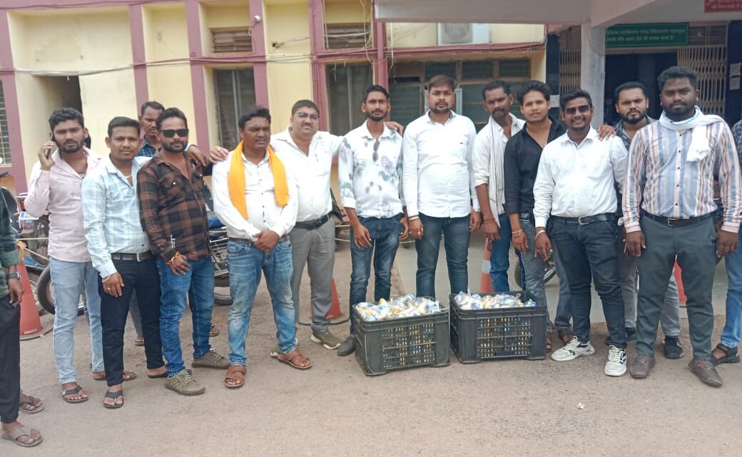 शिवसेना ने 41 वां स्थापना दिवस पर जिला अस्पताल में मरीजों को फल व बिस्कुट वितरण किया….