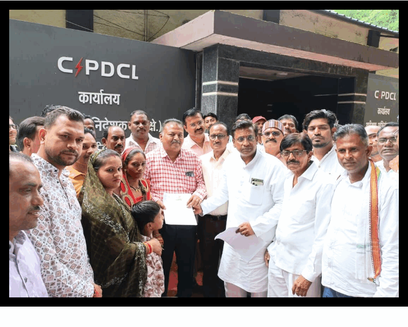 बिजली कटौती से परेशान लोगो ने पंकज शर्मा के नेतृत्व में मुख्य अभियंता को ज्ञापन सौंपा