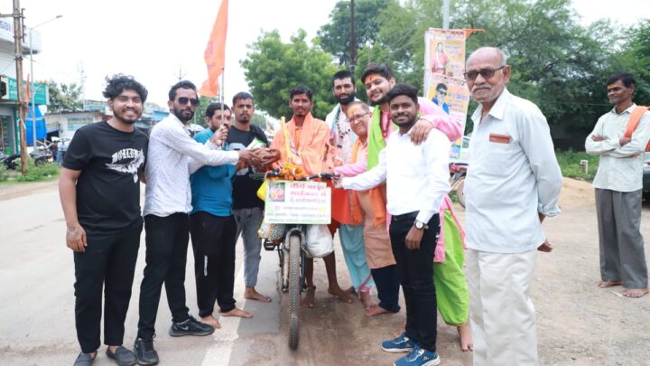 साइकिल से तीर्थ यात्रा कर लौटे ओमप्रकाश पटेल का बजरंग दल ने किया सम्मान..