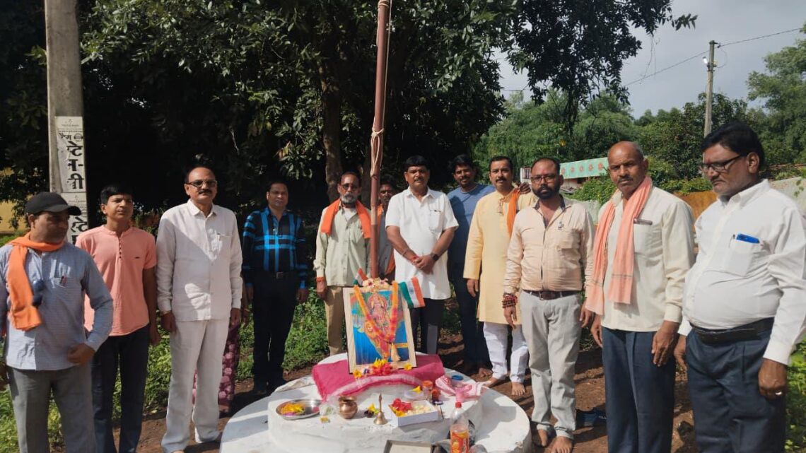 सनातन गोस्वामी समाज ने सामाजिक भवन में फहराया तिरंगा….