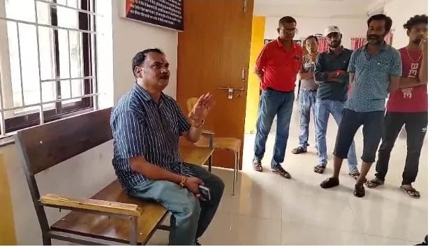 श्रम जीवी पत्रकार संघ का ब्लाक अध्यक्ष प्रदीप द्विवेदी अवैध उगाही करते पुलिस के हत्थे चढ़े….