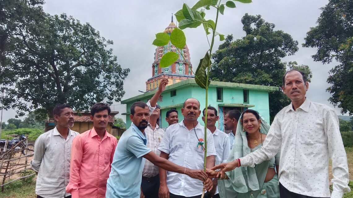 एक पेड़ मां के नाम…79 वें स्वतंत्रता दिवस पर सरपंच ने पौधारोपण कर पर्यावरण संतुलन का संदेश दिया…