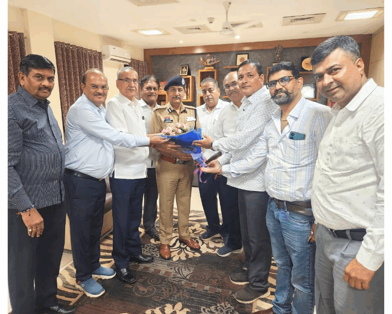 सराफा एसोसिएशन  अध्यक्ष धरम भंसाली के नेतृत्व में DGP अरुण देव गौतम से मुलाकात कर हो रही समस्या से अवगत किया
