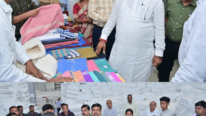 ग्रामोद्योग मंत्री गजेन्द्र यादव ने किया हाथकरघा बुनकर संघ के गोदाम का अवलोकन