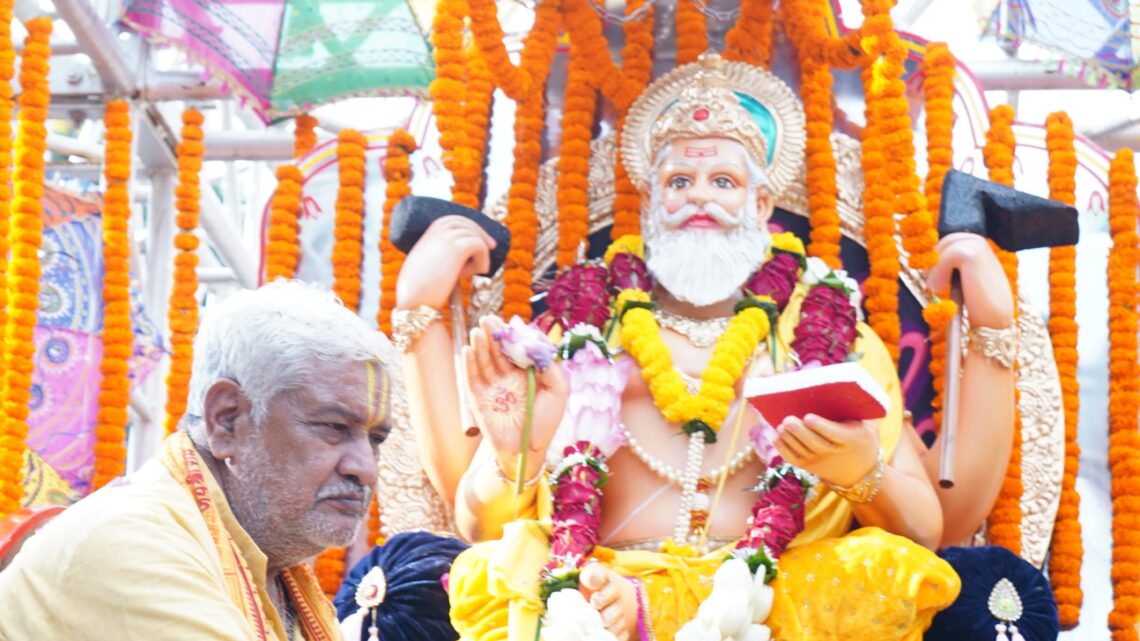 बढ़ई पारा से निकली भगवान विश्वकर्मा जी की भव्य शोभायात्रा..राजधानी मे लगभग 200 साल पहले शुरु हुई थी विश्वकर्मा पूजा