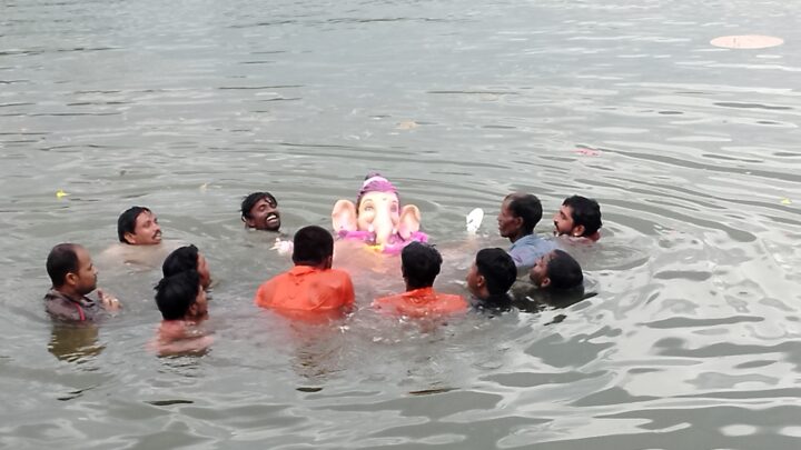 गणपति बप्पा मोरया, अगले बरस तू जल्दी आ के साथ… गणपति विसर्जन…